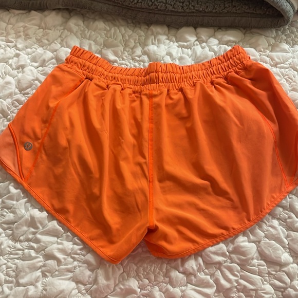lululemon shorts orange size 6 2.5 inch worn a few times perfect condition - Picture 2 of 3